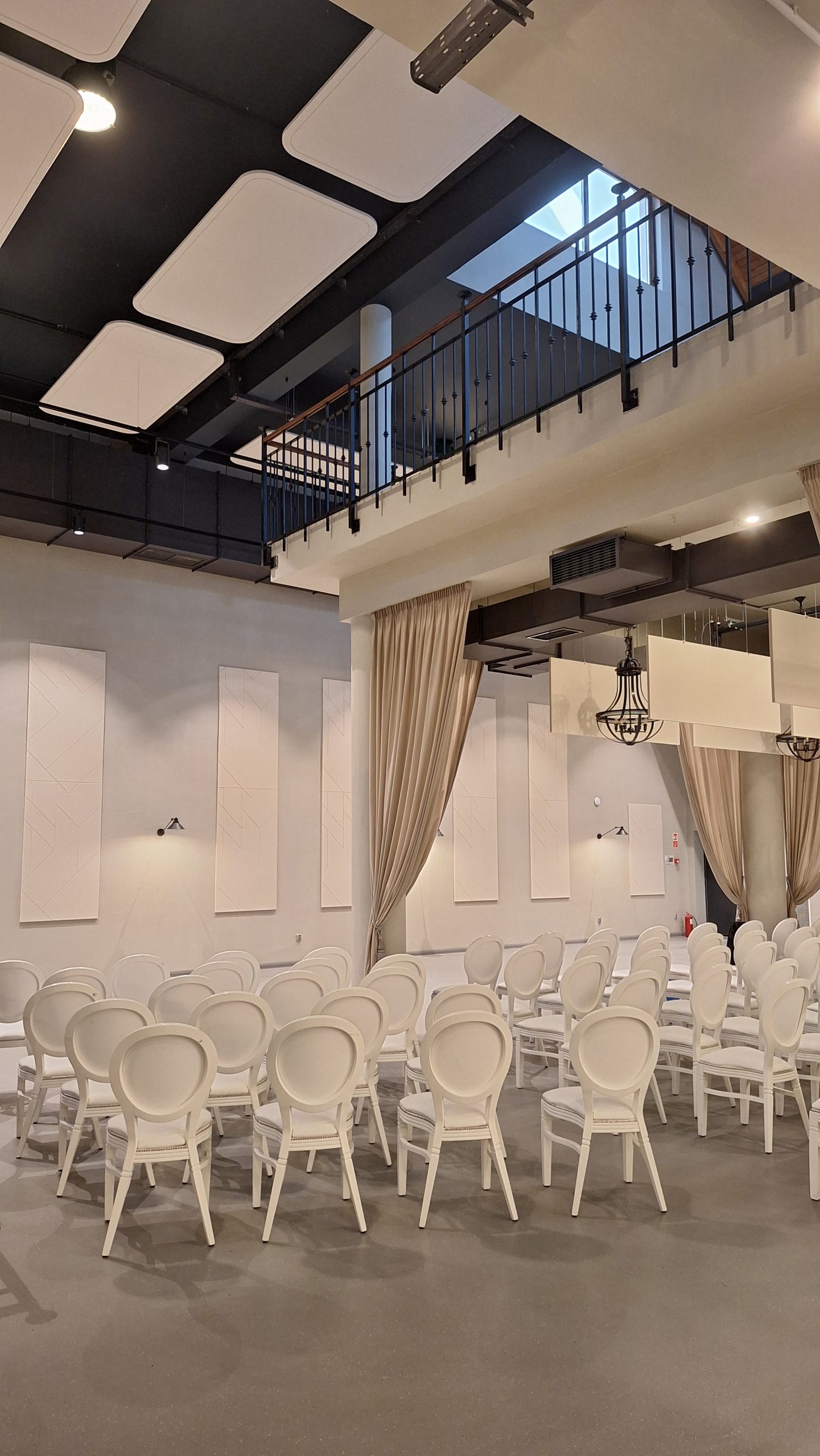 Teremakusztikai szempontból javított rendezvényterem képe. Fali és mennyzeti hangelnyelő panelekkel